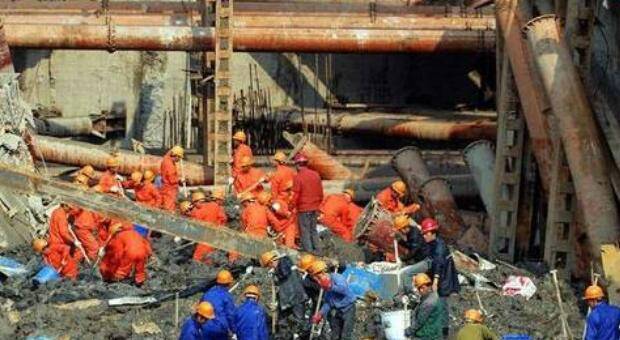 違規(guī)再起 青島地鐵施工坍塌已致3死 2人失聯(lián)！